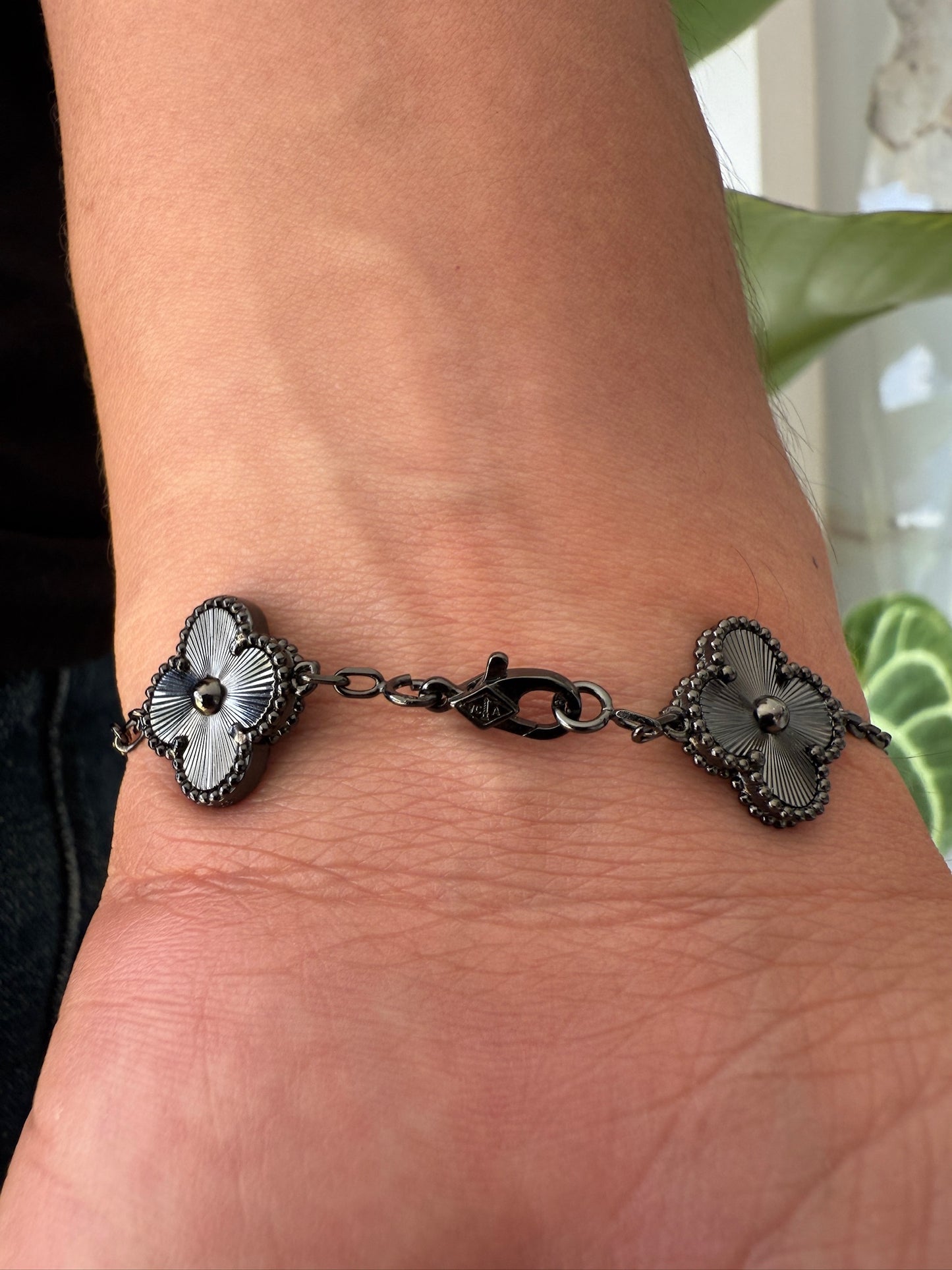 Pulsera Trébol Negra en Plata 925 enchape Oro negro 18k